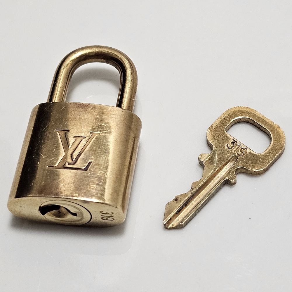 🔥🔥Louis Vuitton golden #319 lock & key, in great used condition.